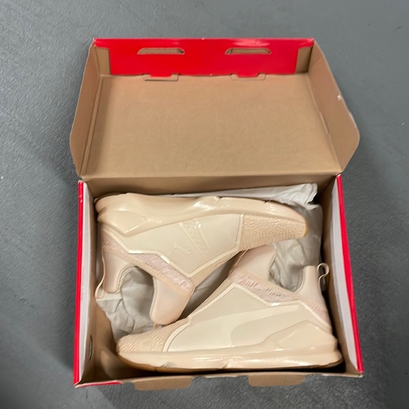 Limited edition Kylie Jenner Nude Pumas - Picture 2 of 4